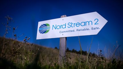 Un panneau indiquant le&nbsp;gazoduc Nord Stream à Lubmin (Allemagne), le&nbsp;16 septembre 2020.
 (JENS BUTTNER / DPA-ZENTRALBILD / AFP)