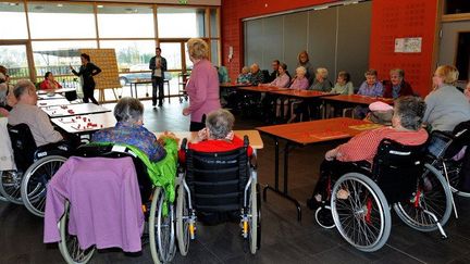 Lens (France), le 4 décembre 2013. Personnes âgées jouant au bingo dans le centre Montgre, établissement d'hébergement pour personnes âgées dépendantes (EHPAD). (AFP PHOTO / PHILIPPE HUGUEN)