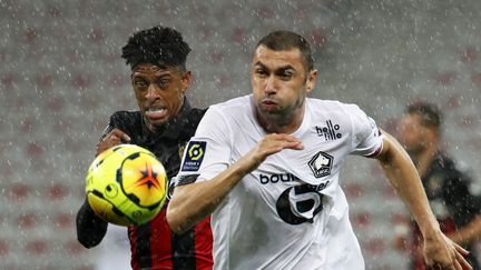 Burak Yilma (en blanc) tente d'échapper au Niçois Robson Bambu. (SEBASTIEN NOGIER / EPA)