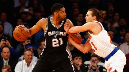 Tim Duncan était sans solution face aux Knicks de Lou Amundson (AL BELLO / GETTY IMAGES NORTH AMERICA)