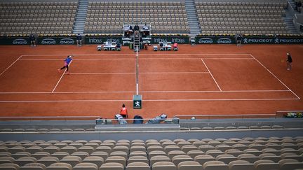 Un match du premier tour du simple dames, à Roland-Garros le 28 septembre 2020 (ANNE-CHRISTINE POUJOULAT / AFP)