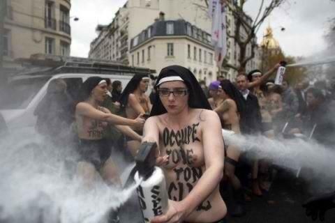 Des miitantes du Femen vident des extincteurs &agrave; la manifestation de Civitas contre le mariage pour tous, dimanche 18 novembre. (TWITTER)