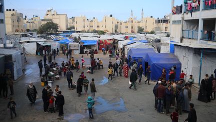 Un camp dressé autour d'une école de l'UNRWA abritet des Palestiniens déplacés, à Rafah, dans le sud de la bande de Gaza, le 4 mars 2024. (- / AFP)