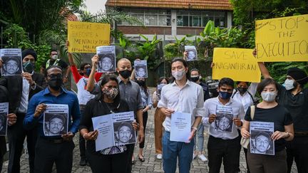 Des militants malaisiens protestent à Kuala Lumpur le 3 novembre 2021&nbsp;contre l'exécution imminente de Nagaenthran K. Dharmalingam, condamné à mort pour trafic d'héroïne à Singapour. (MOHD RASFAN / AFP)