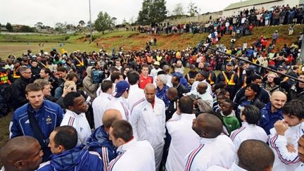 Les bleus visitent un township à Knysna le 13/06/10 (AFP. F.Fife)