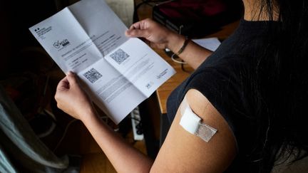 Une&nbsp;attestation administrative de vaccination Covid-19 avec le QR code permettant de la flasher, le 18 mai 2021, à Montaigu (Vendée). (MATHIEU THOMASSET / HANS LUCAS / AFP)