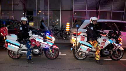 Des policiers portent des pantalons bariol&eacute;s en guise de protestation contre une r&eacute;forme de leur r&eacute;gime de retraite, le 4 novembre 2014, &agrave; Montr&eacute;al (Canada). (ALAIN JOCARD / AFP)