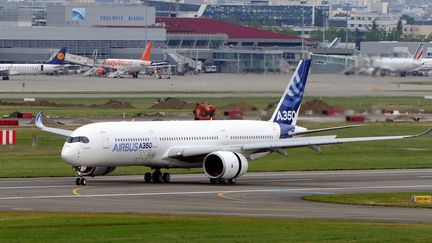 L'Airbus A350-900, le nouveau long-courrier de l'avionneur europ&eacute;en, le 11 juin 2013 &agrave; l'a&eacute;roport de Toulouse-Blagnac. (ERIC CABANIS / AFP)