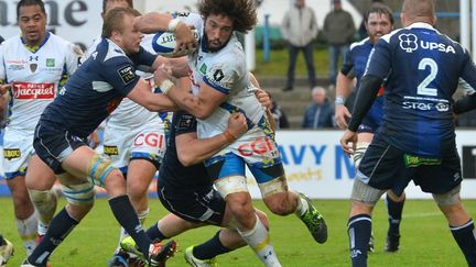 Le Clermontois Gerondeau, auteur du premier essai du match, en percussion dans la défense agenaise (NICOLAS TUCAT / AFP)