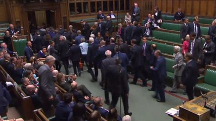 Les députés quittent le Parlement britannique, à Londres, lors de la cérémonie de suspension, le 10 septembre 2019. (HO / AFP)