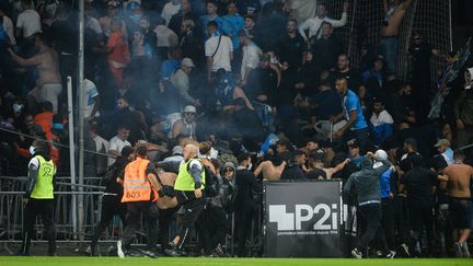 Les supporters marseillais, quelques minutes après l'envahissement du terrain à Angers, mercedi 22 septembre. (JEAN-FRANCOIS MONIER / AFP)