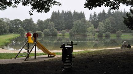 Les parents de Loan, 4 mois, avaient affirm&eacute; que l'enfant avait disparu, pr&egrave;s de cet &eacute;tang de Ch&eacute;n&eacute;railles (Creuse), le 27 ao&ucirc;t 2014. (THIERRY ZOCCOLAN / AFP)