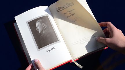 L'un des deux exemplaires de "Mein Kampf" sign&eacute; de la main d'Hitler qui sera mis aux ench&egrave;res, jeudi 27 f&eacute;vrier 2014, &agrave; Los Angeles (Californie). (FREDERIC J. BROWN / AFP)