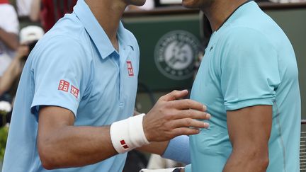 Novak Djokovic félicite Rafael Nadal pour sa victoire à Roland-Garros en 2014 (DOMINIQUE FAGET / AFP)