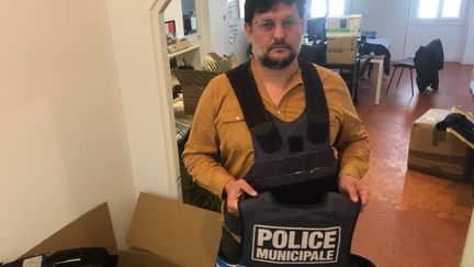 L'entrepreneur marseillais Nicolas Risterucci reconditionne des gilets pare-balles déclassés de policiers municipaux français pour les envoyer en Ukraine. (HUGO CHARPENTIER / RADIO FRANCE)