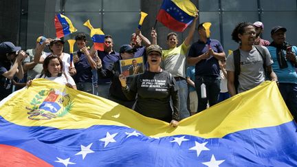 Des opposants à Nicolas Maduro, dont la réélection à la tête du Venezuela est constestée, manifestent, à Caracas, le 30 juillet 2024. (YURI CORTEZ / AFP)