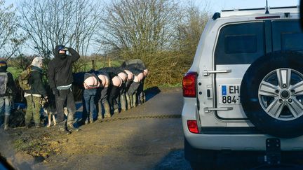 Des zadistes montrent leurs fesses au passage de la préfète, le 26 janvier 2018, près du site de l'ancien projet d'aéroport de Notre-Dame-des-Landes (Loire-Atlantique). (MAXPPP)