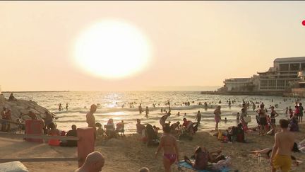 A Marseille, la municipalité a décidé d’ouvrir la plage des Catalans toute la nuit et durant le week-end. (France 2)