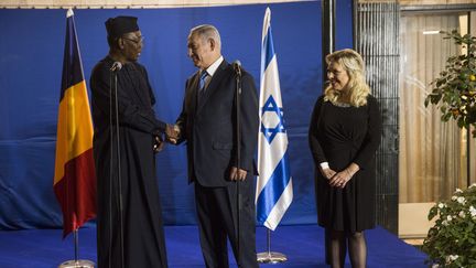 Le Premier ministre israélien Benjamin Netanyahu (c) serre la main du président tchadien Idriss Deby (g). Son épouse Sara Netanyahu (d) le recevra pour un dîner, à la résidence du Premier ministre à Jérusalem, le 25 novembre 2018. (HEIDI LEVINE / POOL)