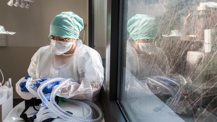 Une infirmière dans la chambre d'un patient atteint du Covid-19, à l'hôpital de Purpan à Toulouse (Haute-Garonne), le 27 novembre 2020. (FR?D?RIC SCHEIBER / HANS LUCAS / AFP)