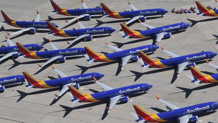 Des Boeing 737 Max de la compagnie aérienne Southwest Airlines, immobilisés à l'aéroport de Victorville, en Californie (Etats-Unis), le 28 mars 2019.&nbsp; (MARK RALSTON / AFP)