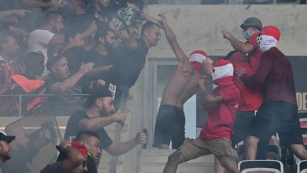 De violents affrontements ont eu lieu à l'Allianz Riviera avant la rencontre&nbsp;de Ligue Europa&nbsp;conférence entre Nice&nbsp;et Cologne, le 8 septembre 2022. (NICOLAS TUCAT / AFP)