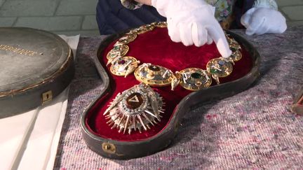 Collier symbolique de Saint-Michel, dévoilé pour l'exposition "Merveilles d’or et d’argent, Trésors cachés et savoir-faire de la Manche". (France 3 Normandie)