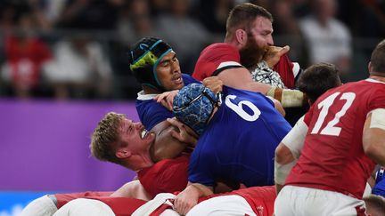 Le deuxième ligne français Sébastien Vahaamahina donne un coup de coude au Gallois Aaron Wainwright lors du quart de finale de la Coupe du monde de rugby au Japon, le 20 octobre 2019. (CHARLY TRIBALLEAU / AFP)