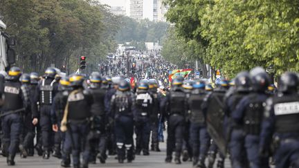 Des forces de l'ordre lors de la manifestaton à Paris, le 1er mai 2019.&nbsp; (LAURE BOYER / HANS LUCAS / AFP)