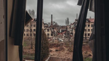 Des bâtiments endommagés dans la ville de Soledar, dans l'est de l'Ukraine, le 20 novembre 2022. Photo d'archives. (DIEGO HERRERA CARCEDO / ANADOLU AGENCY / AFP)