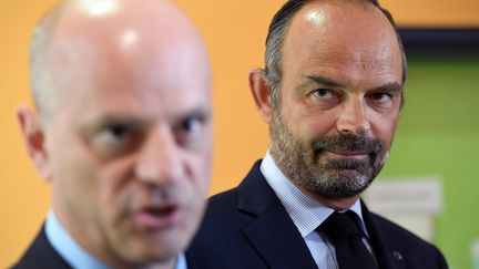 Le ministre de l'Education Jean-Michel Blanquer (g) et le Premier ministre Edouard Philippe, lors de la rentrée des classes dans une école de Clichy-la-Garenne (Hauts-de-Seine), le 2 septembre 2019. (BERTRAND GUAY / AFP)