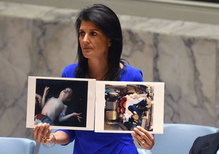 L'ambassadrice des Etats-Unis à l'ONU, Nikki Haley, brandissant le 5 avril 2017 devant le Conseil de sécurité les photos des victimes du bombardement chimique du régime contre Khan Cheikhoun, qui auraient fait basculer Donald Trump dans la politique de la canonnière contre le «dictateur», Bachar al-Assad. (TIMOTHY A. CLARY/AFP)