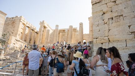 Des touristes visitant l'Acropole à Athènes. (SANDRINE MARTY / HANS LUCAS AFP)