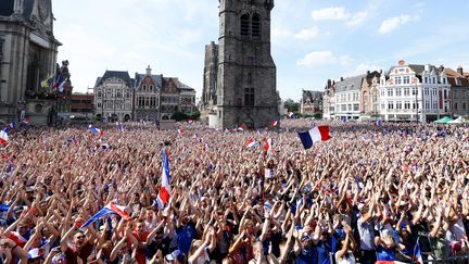 Il n'y a pas que dans les grandes villes que des foules immenses étaient réunies : en témoigne cette place de Béthune (Pas-de-Calais), submergée par une marée de supporters. (MAXPPP)