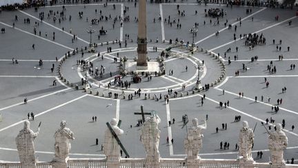 La place Saint-Pierre vue depuis le toit de la basilique, au Vatican, le 11 mars 2013.&nbsp; (ERIC GAILLARD / REUTERS)