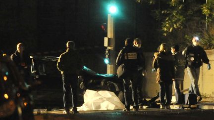 Des policiers enqu&ecirc;tent &agrave; l'endroit o&ugrave; un homme a &eacute;t&eacute; tu&eacute; par balles &agrave; Marseille (Bouches-du-Rh&ocirc;ne), le 1er mai 2012.&nbsp; (BORIS HORVAT / AFP)