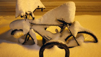 Un v&eacute;lo couvert de neige &agrave; Flagstaff (Arizona), le 18 mars 2012. (JOSHUA LOTT / REUTERS)