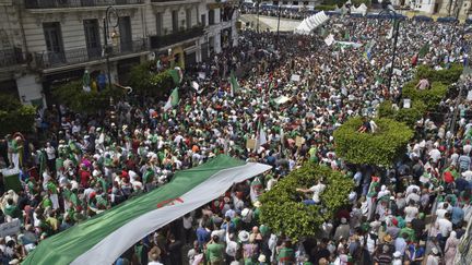 Une foule de manifestants, le 7 juin 2019, à Alger (Algérie).&nbsp; (RYAD KRAMDI / AFP)