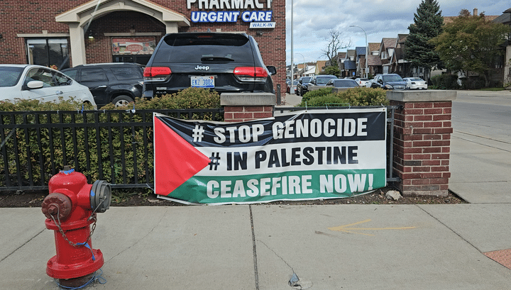 Une bannière demandant la "fin d'un génocide en Palestine" et un "cessez-le-feu", dans une rue d'Hamtramck, près de Detroit dans le Michigan aux Etats-Unis, le 13 octobre 2024. (SARAH CALAMAND / RADIO FRANCE)