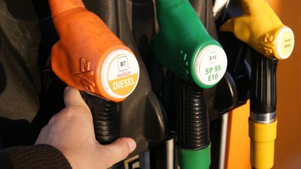 Une pompe à carburants. (STÉPHANIE BERLU / FRANCE-INFO / RADIO FRANCE)