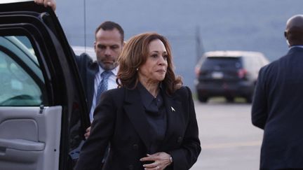 La vice-présidente américaine et candidate démocrate à la présidentielle Kamala Harris se rend à bord d'Air Force Two à l'aéroport international de Wilkes-Barre Scranton à Wilkes-Barre, en Pennsylvanie, le 13 septembre 2024. (KENA BETANCUR / AFP)