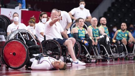 Sébastien Verdin, allongé, pendant un match de rugby-fauteuil entre la France et l'Australie aux Jeux de Tokyo le 26 août 2021. (CHARLY TRIBALLEAU / AFP)