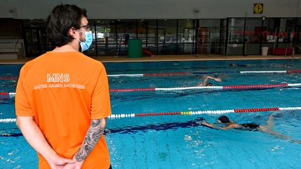 Un maître-nageur surveille une piscine publique à Chartres-de-Bretagne (Ille-et-Vilaine), le 4 juin 2020. Photo d'illustration. (DAMIEN MEYER / AFP)