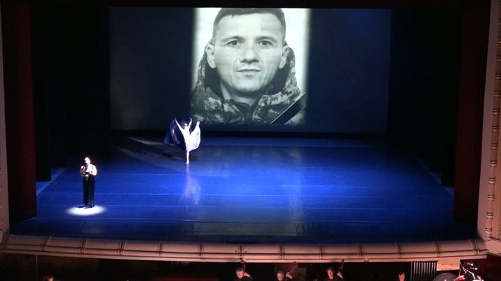 À l'opéra national de Kiev, les danseuses performent devant les photos de civils morts en ayant défendu leur pays. (MAURINE MERCIER / RADIO FRANCE)