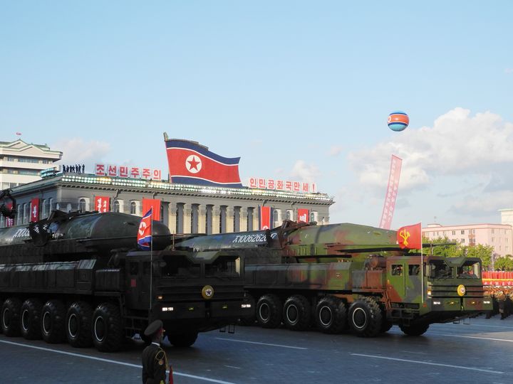 Un missile balistique intercontinental KN-08, présenté&nbsp;lors d'une parade militaire à Pyongyang, le 10 octobre 2015. (JOERN PETRING / DPA)