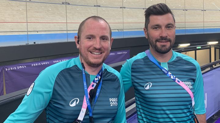 Jérémie Fromonteil et François Lamiraud au vélodrome olympique de Saint-Quentin-en-Yvelines durant les JO de Paris, le 6 août 2024. (GABRIEL JOLY / FRANCEINFO: SPORT)