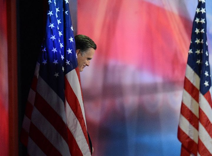 Mitt Romney arrive sur sc&egrave;ne pour reconna&icirc;tre sa d&eacute;faite, le 6 novembre 2012 &agrave; Boston (Massachusetts). (DON EMMERT / AFP)