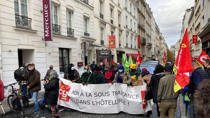 Une manifestation de salariés d'hôtels de luxe à Paris, le vendredi 9 octobre 2020. (FRANCEINFO / VICTORIA KOUSSA)