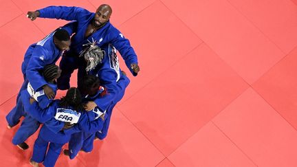 Communion de l'équipe de France de judo, après son titre olympique décroché face au Japon, le 3 août 2024, à l'Arena Champ-de-Mars. (MARTIN BUREAU / AFP)