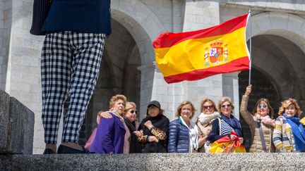 Un groupe de touristes espagnoles devant le "Valle de los Caídos", mercredi 5 juin 2019.&nbsp; (JULIETTE CAMPION / FRANCEINFO)